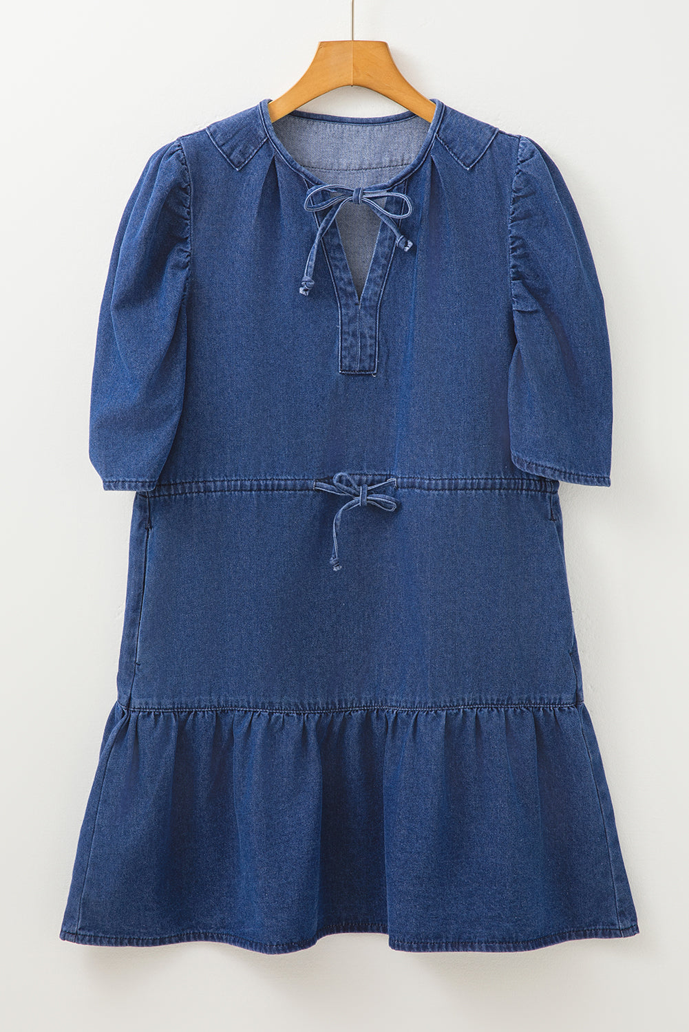 Mini-robe en jean à taille haute, manches bouffantes et cordon de serrage bleu