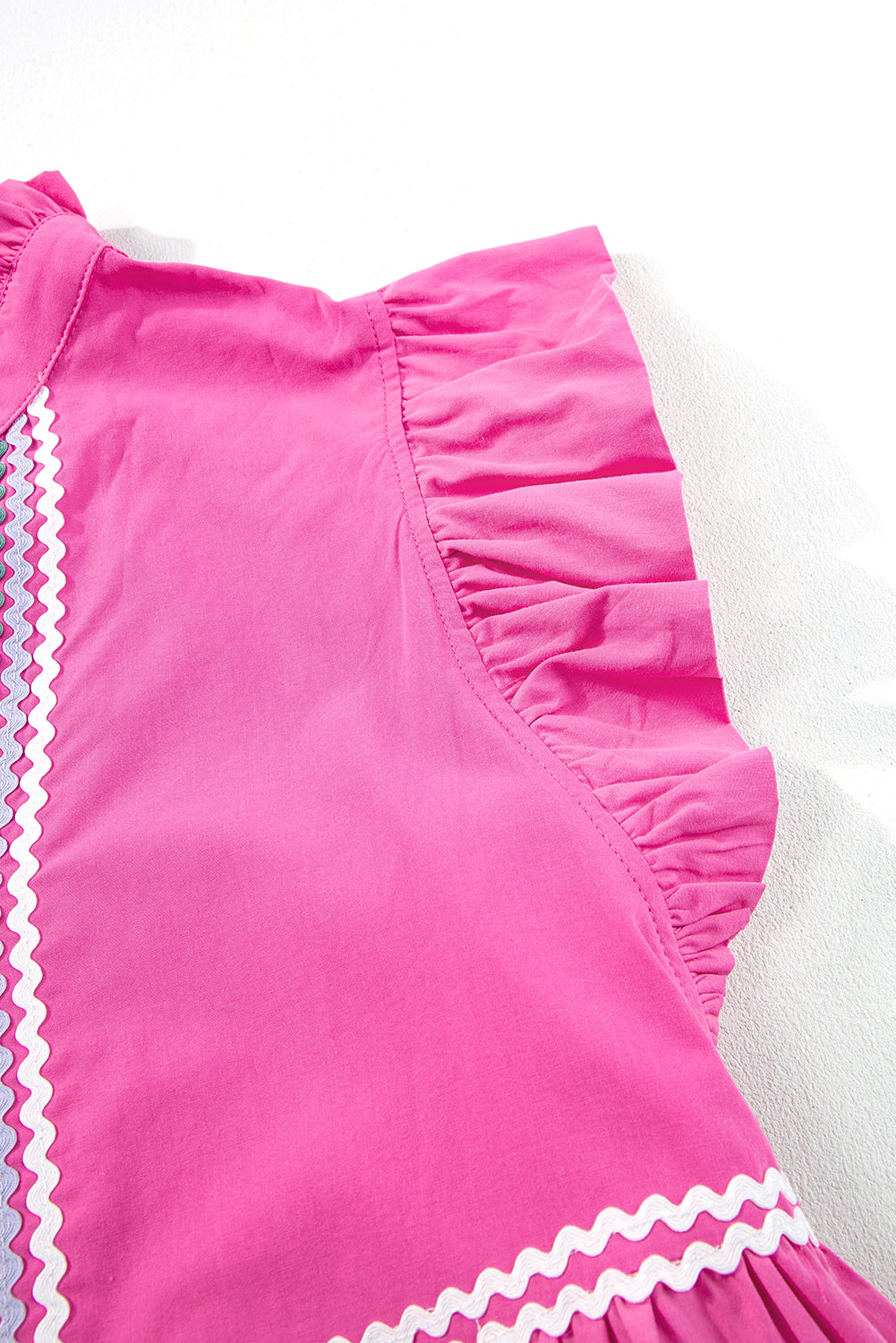 Robe étagée à manches courtes volantées et col en V, colorblock rose fraise et zigzag