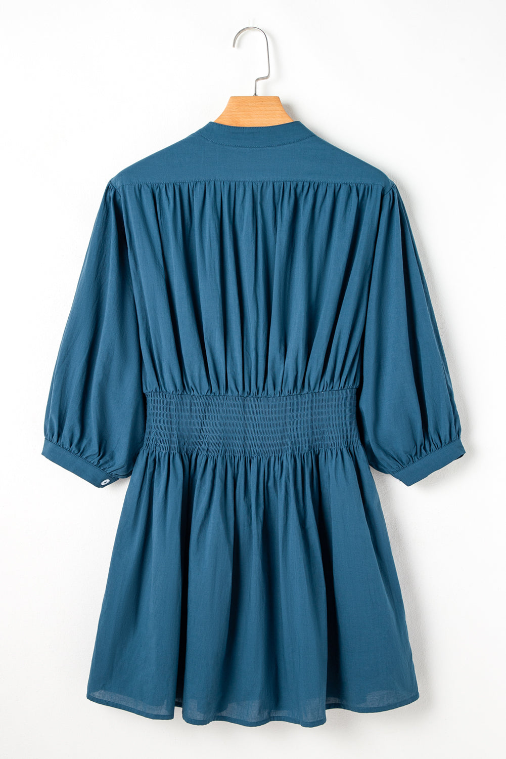 Mini-robe boutonnée à taille haute froncée et manches 3/4 bleu de Prusse