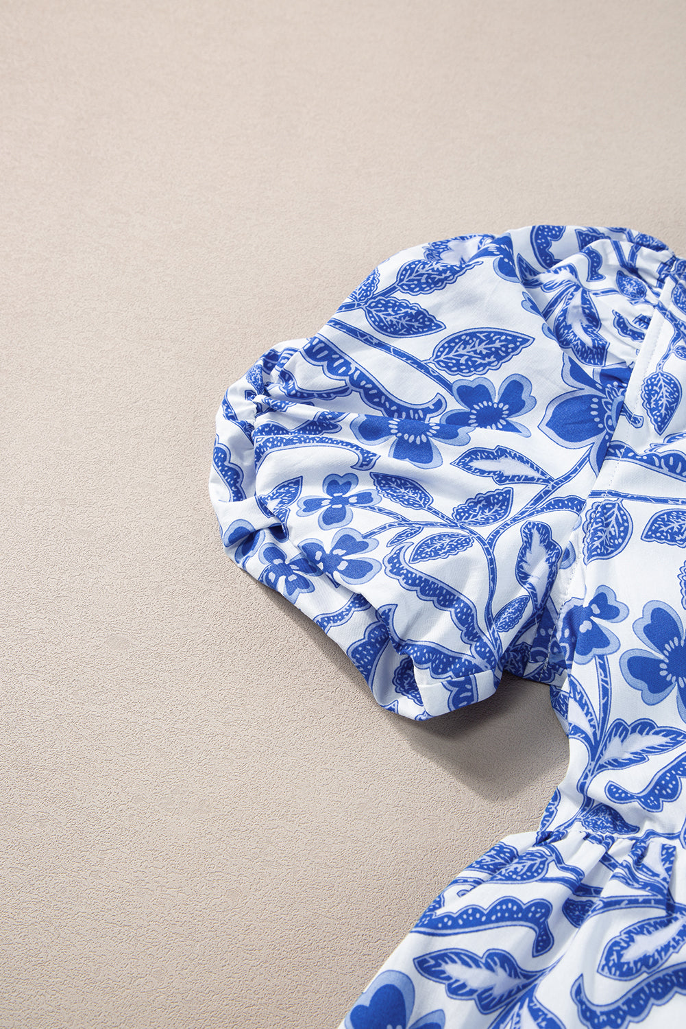 Robe étagée à manches bouffantes imprimé fleurs bleues