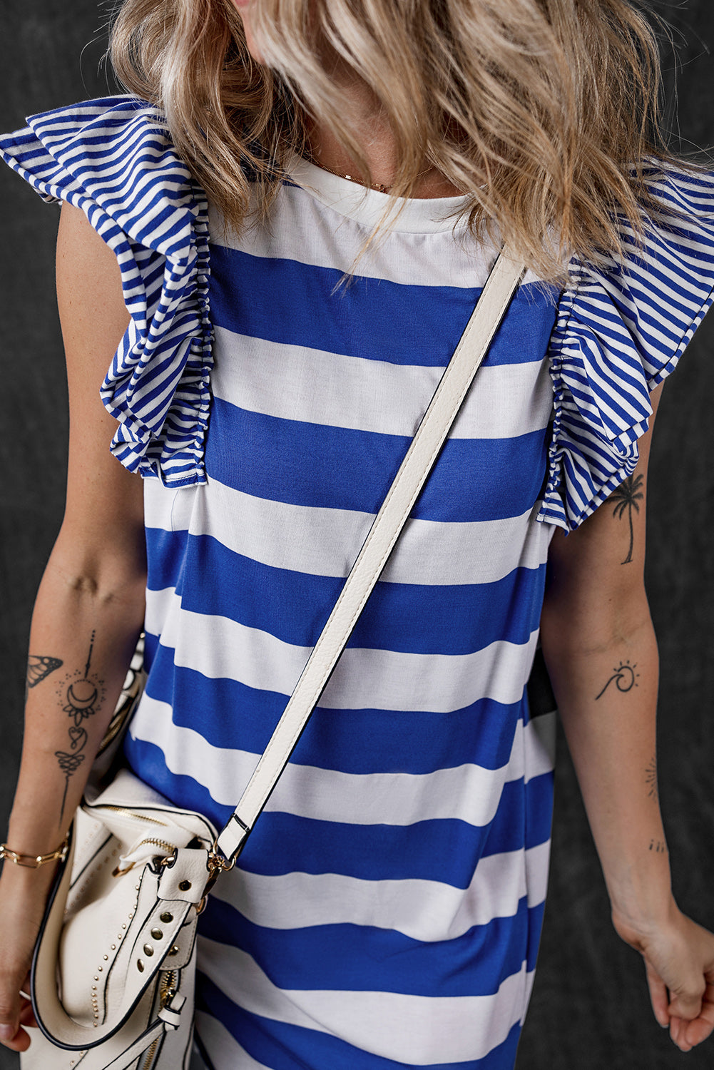 Robe T-shirt à manches volantées contrastantes à rayures bleu ciel