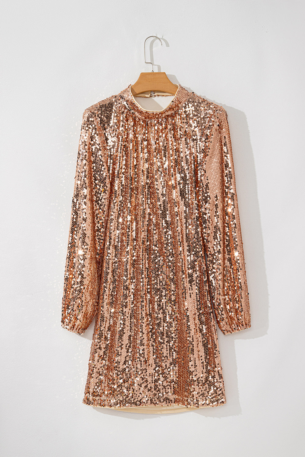 Mini-robe dorée à sequins, manches longues et dos découpé