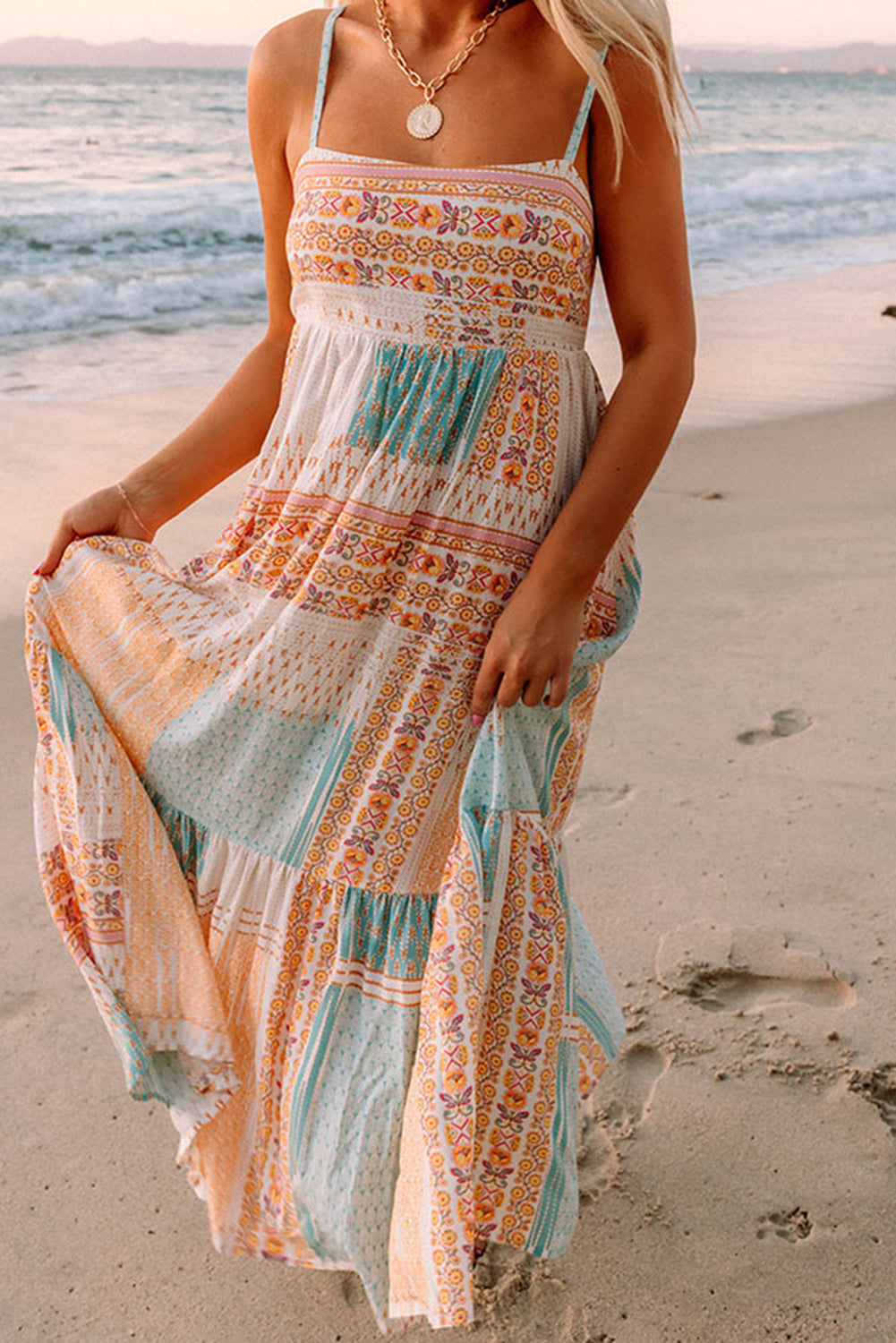 Robe longue bohème à imprimé patchwork multicolore et encolure carrée