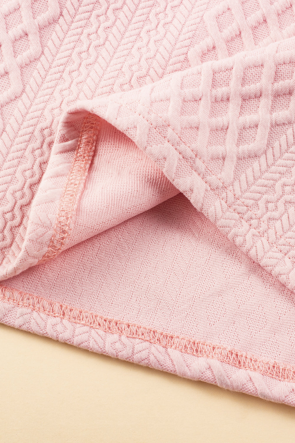 Robe courte légère rose texturée à manches bouffantes volantées et col en V coupe droite
