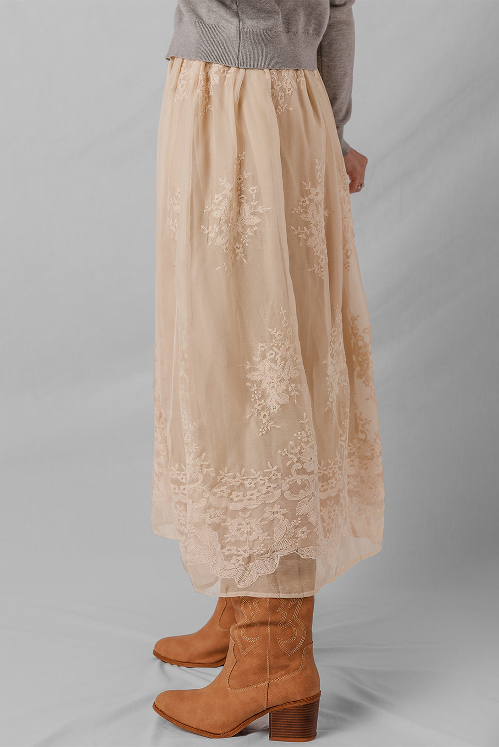 Jupe longue fluide en tulle brodé couleur avoine