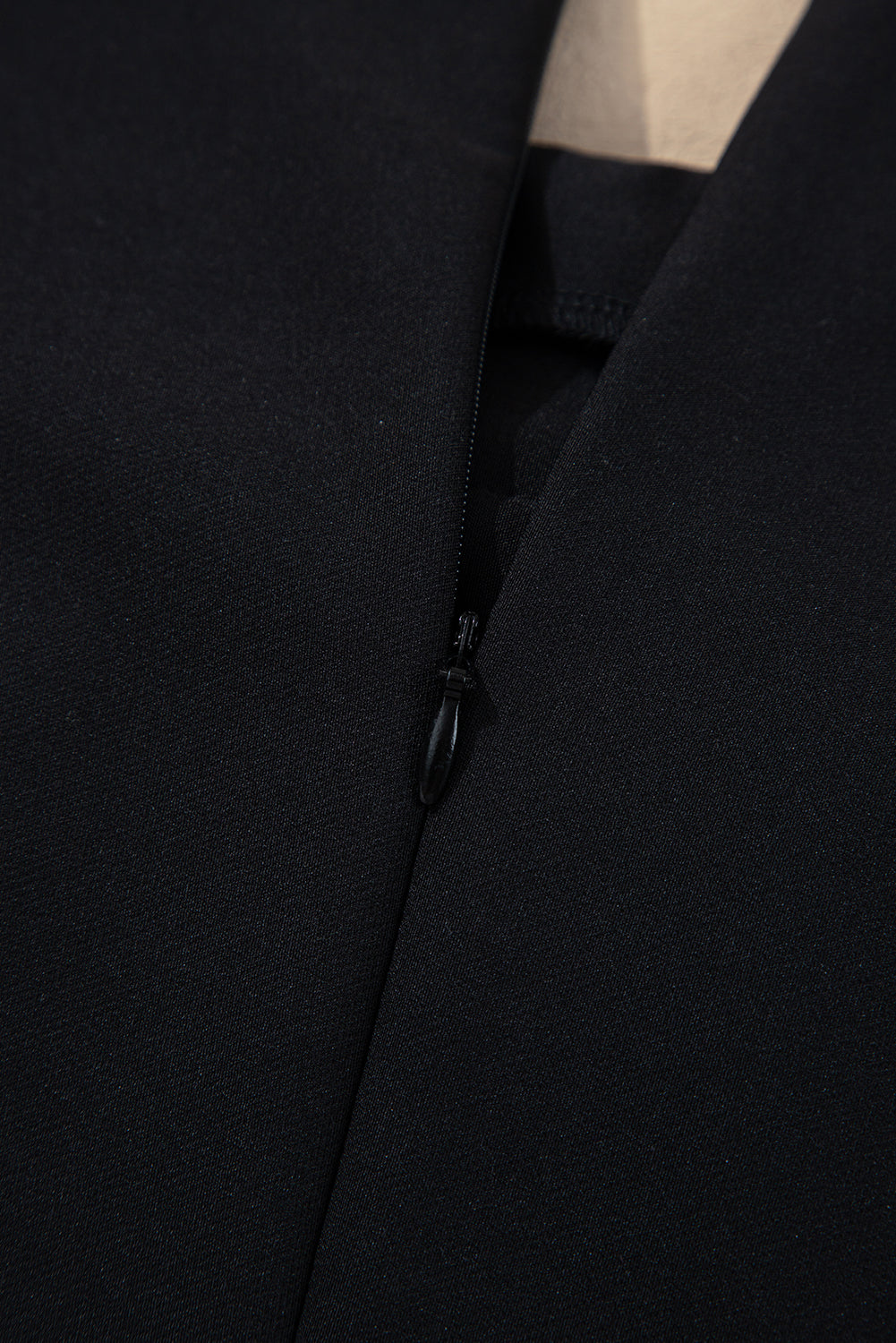 Robe mini sans manches à encolure ronde ornée d'un nœud papillon contrastant noir