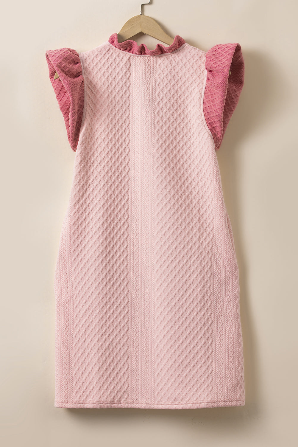 Robe courte légère rose texturée à manches bouffantes volantées et col en V coupe droite