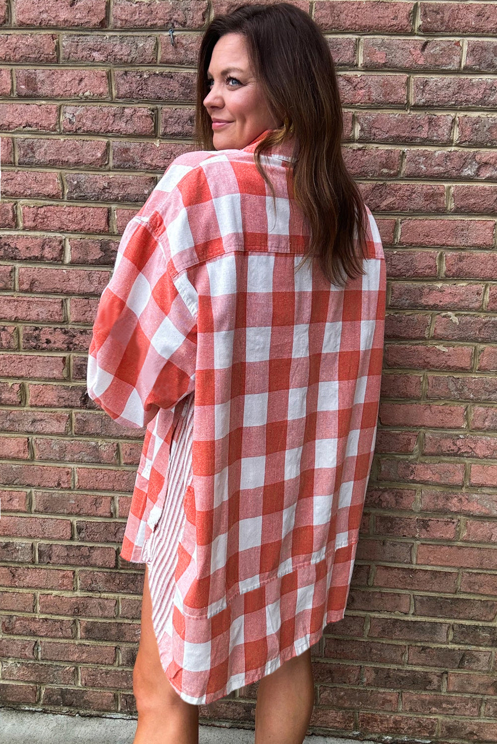Robe chemise oversize rose à carreaux avec manches bouffantes et ourlet arrondi