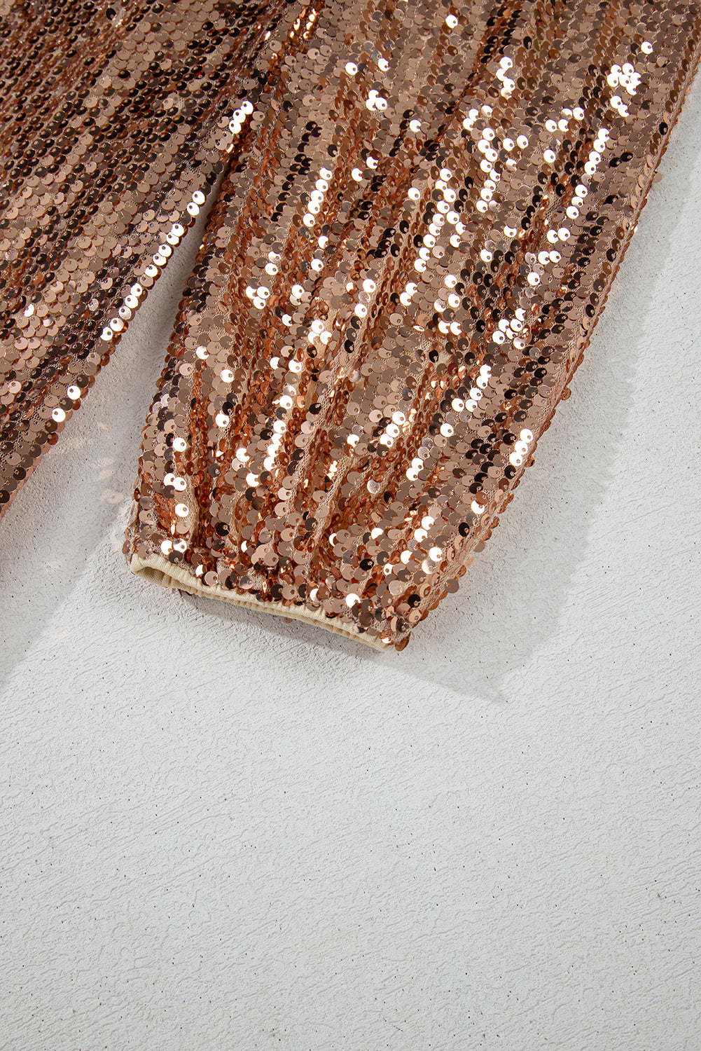 Mini-robe dorée à sequins, manches longues et dos découpé
