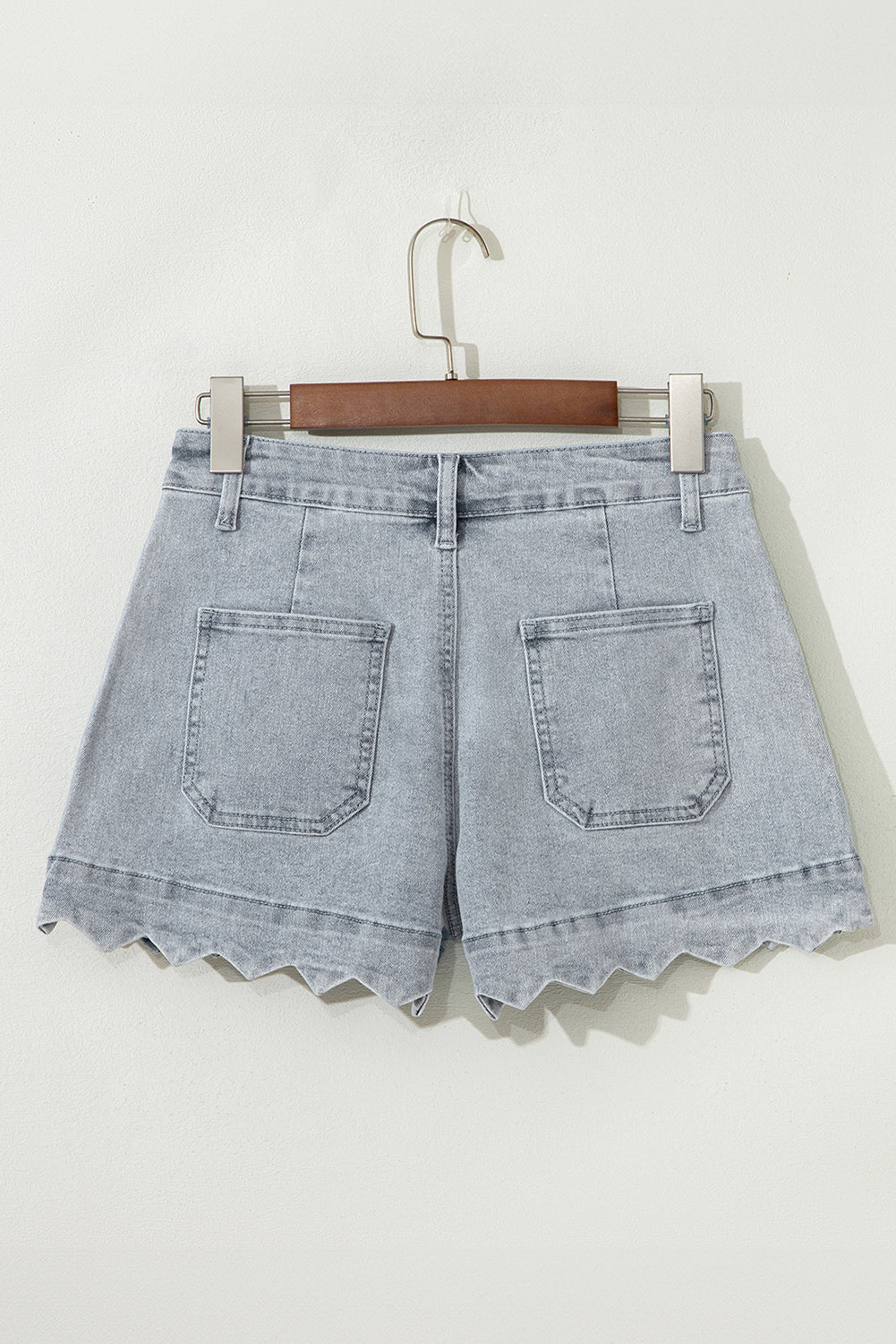 Short en jean taille haute délavé bleu crépuscule à ourlet festonné