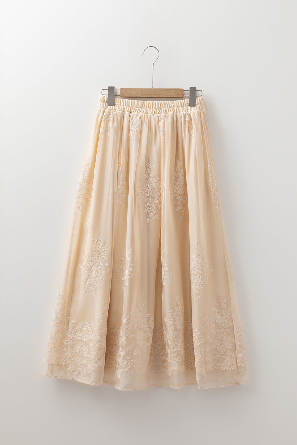 Jupe longue fluide en tulle brodé couleur avoine