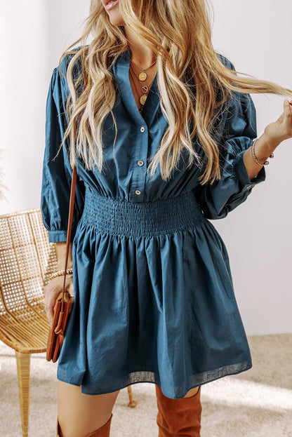 Mini-robe boutonnée à taille haute froncée et manches 3/4 bleu de Prusse