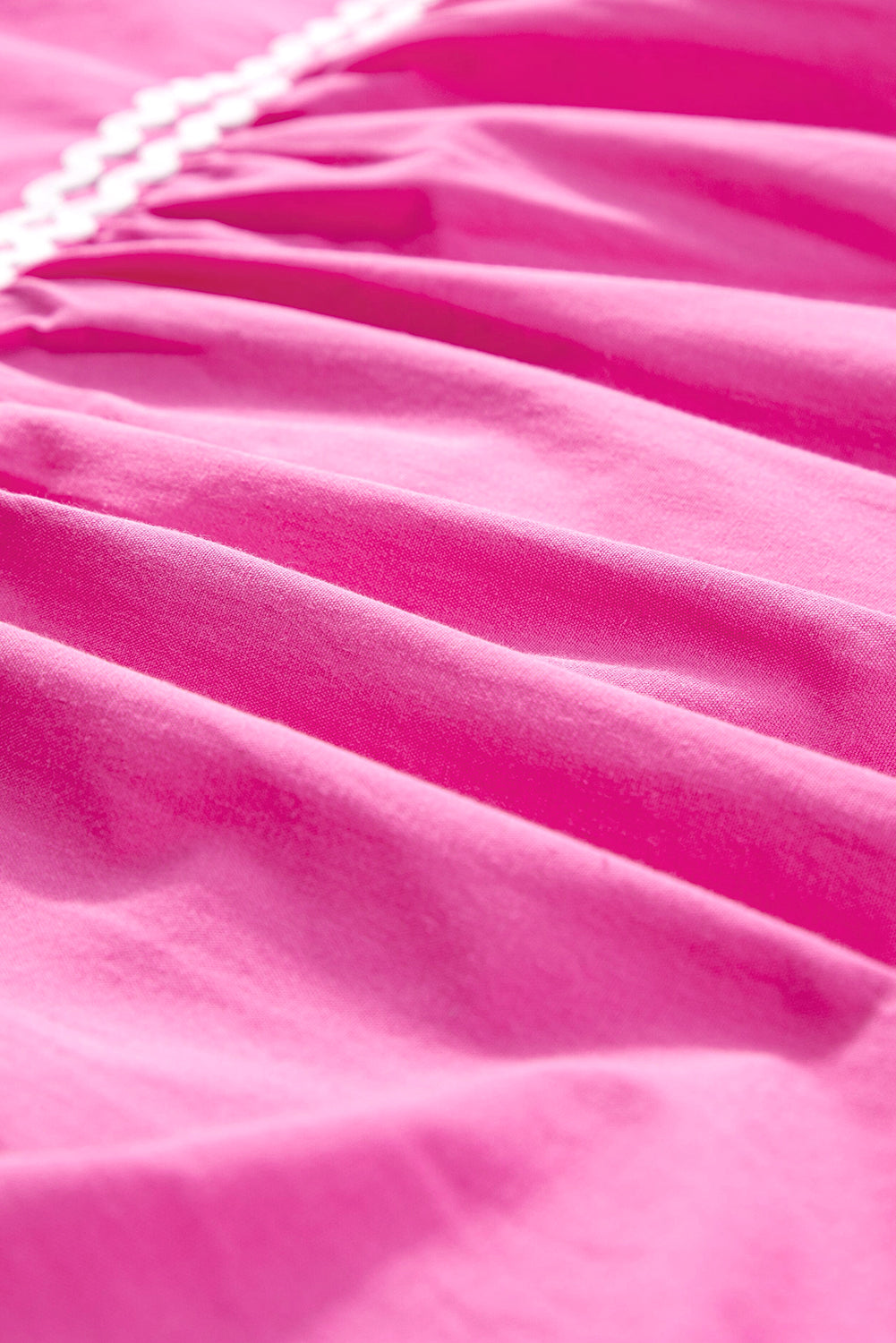 Robe étagée à manches courtes volantées et col en V, colorblock rose fraise et zigzag