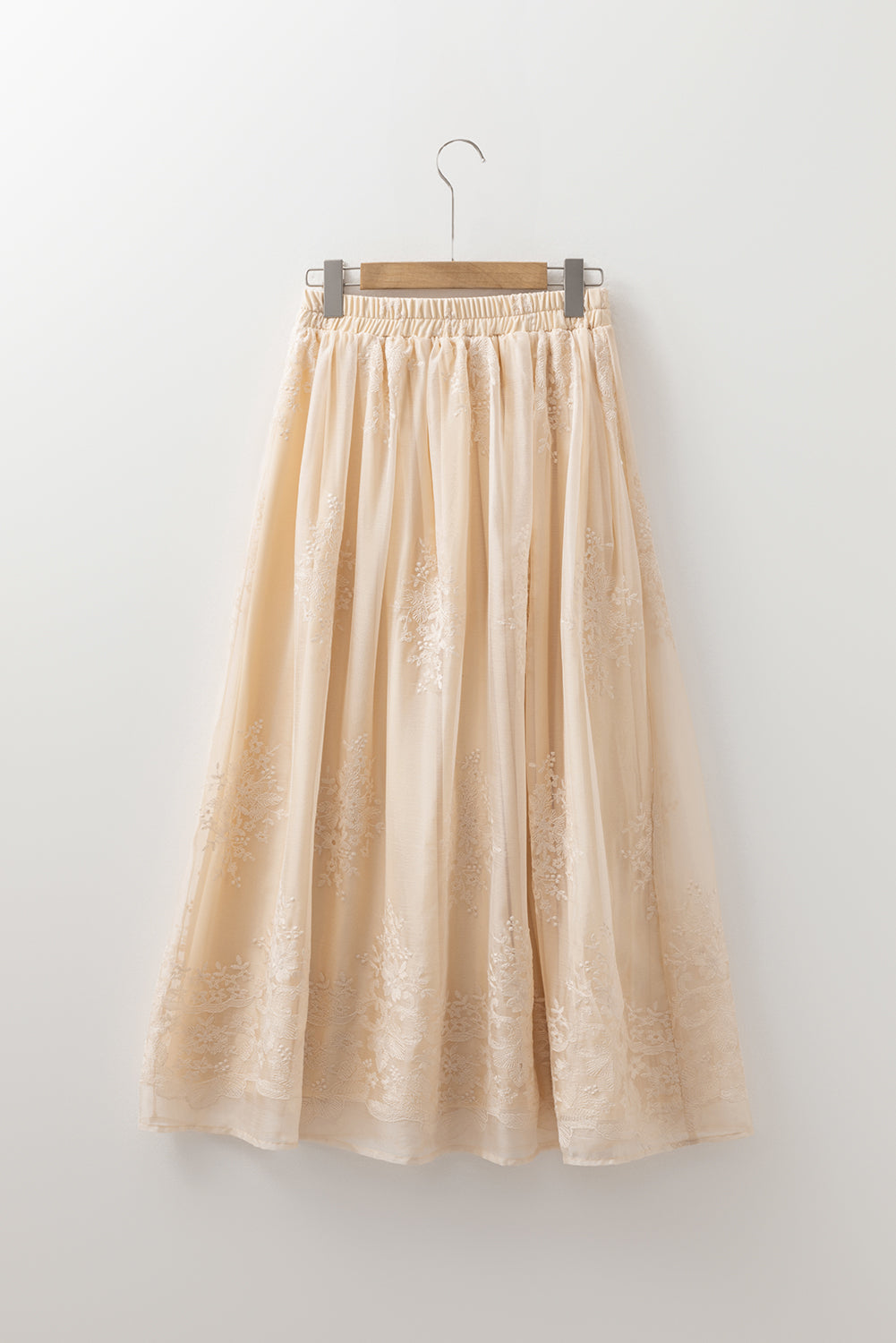 Jupe longue fluide en tulle brodé couleur avoine
