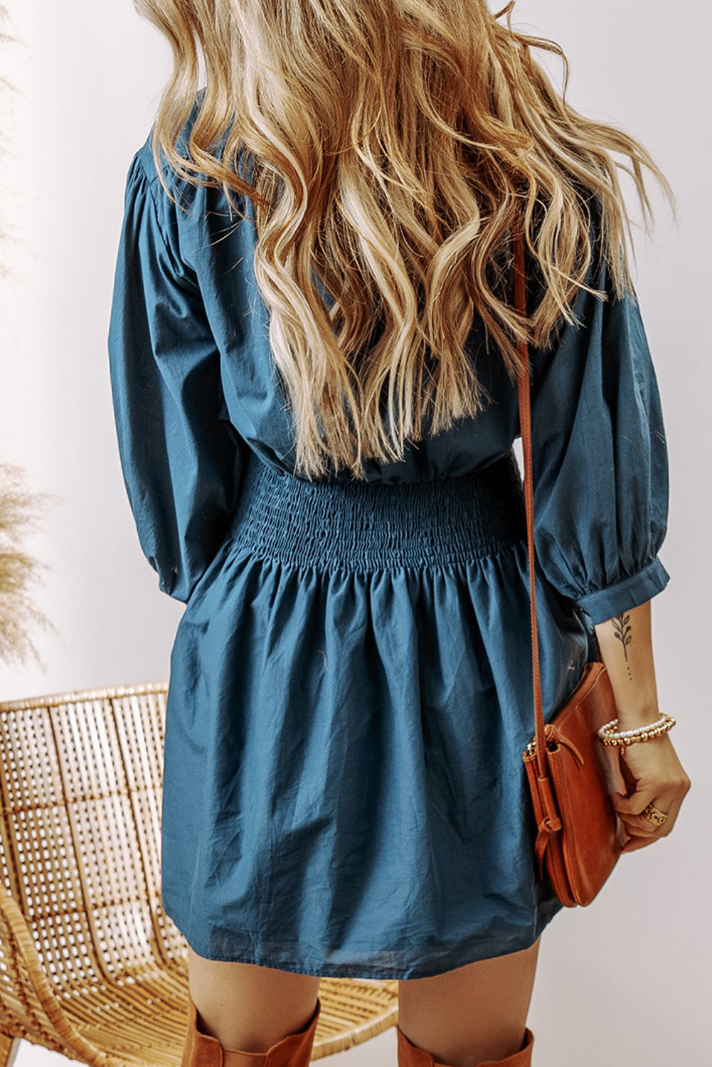 Mini-robe boutonnée à taille haute froncée et manches 3/4 bleu de Prusse