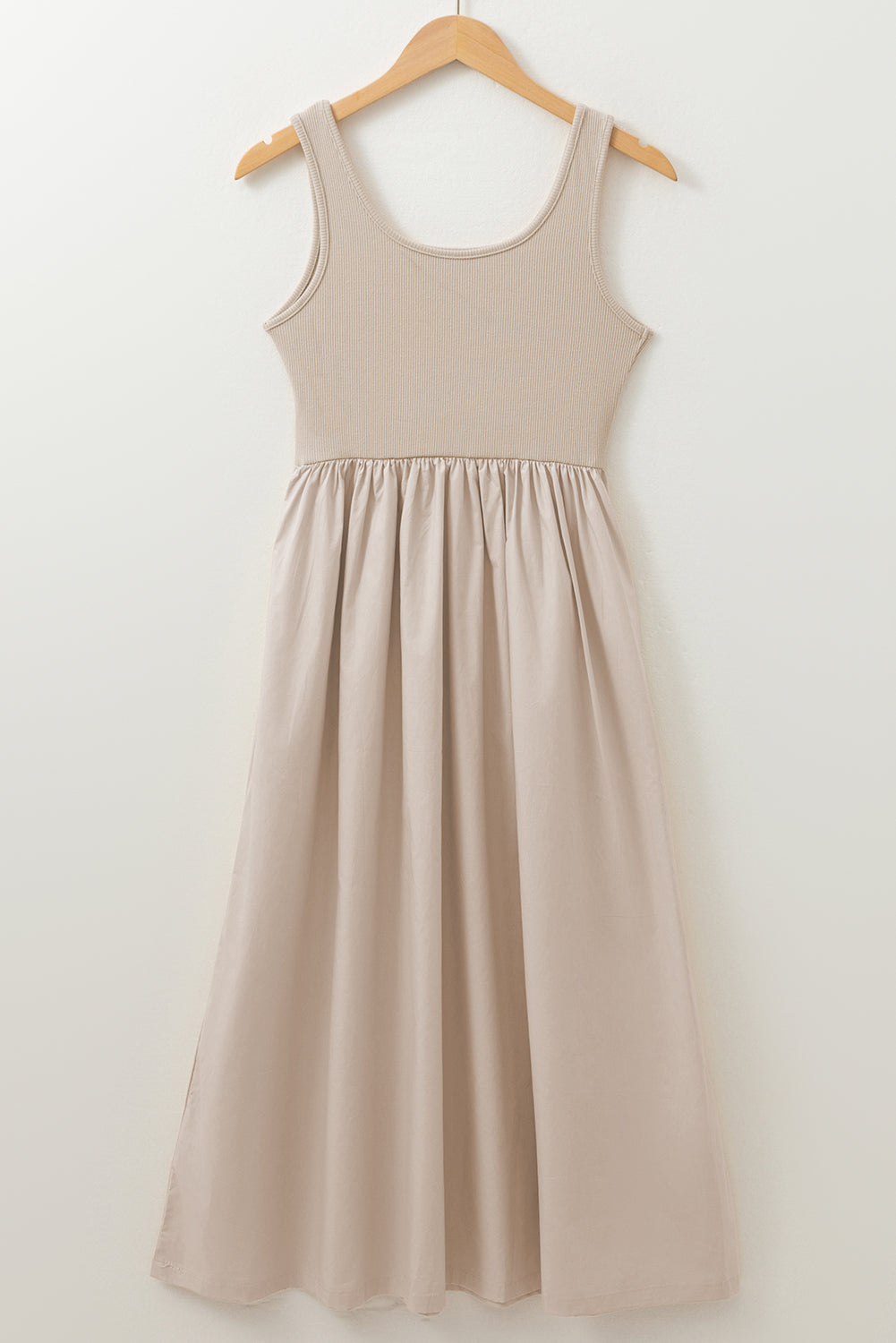 Robe longue plissée sans manches, bustier côtelé, col rond beige