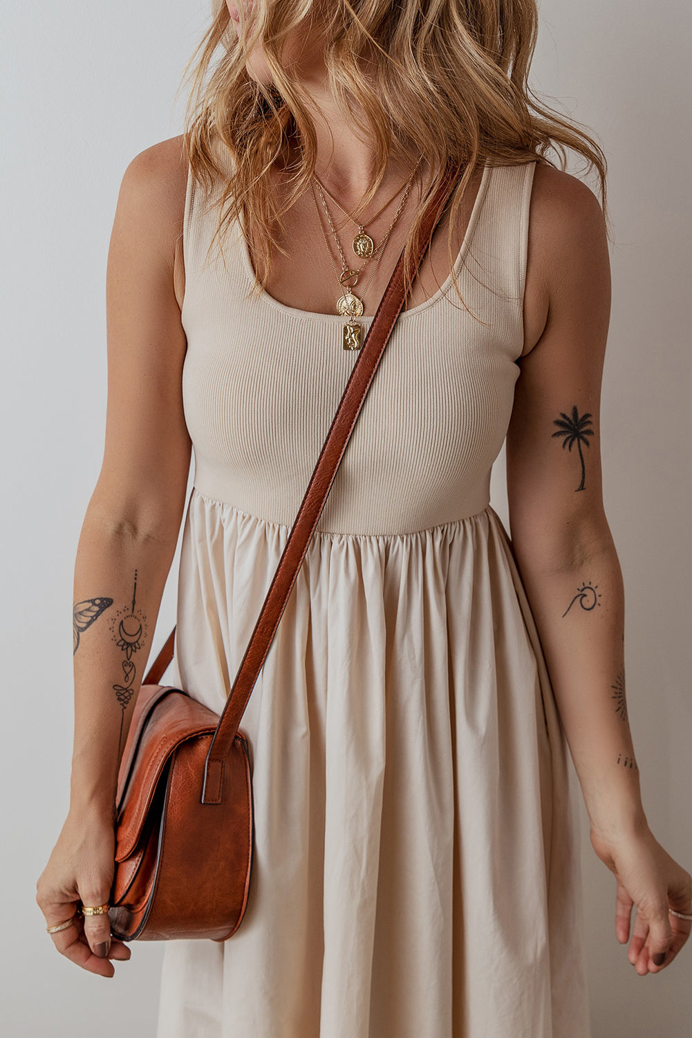 Robe longue plissée sans manches, bustier côtelé, col rond beige
