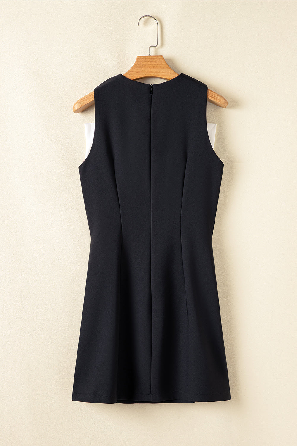 Robe mini sans manches à encolure ronde ornée d'un nœud papillon contrastant noir