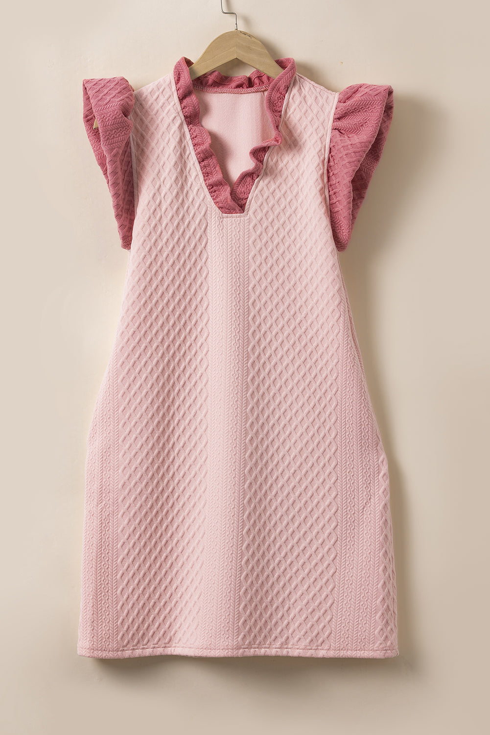 Robe courte légère rose texturée à manches bouffantes volantées et col en V coupe droite