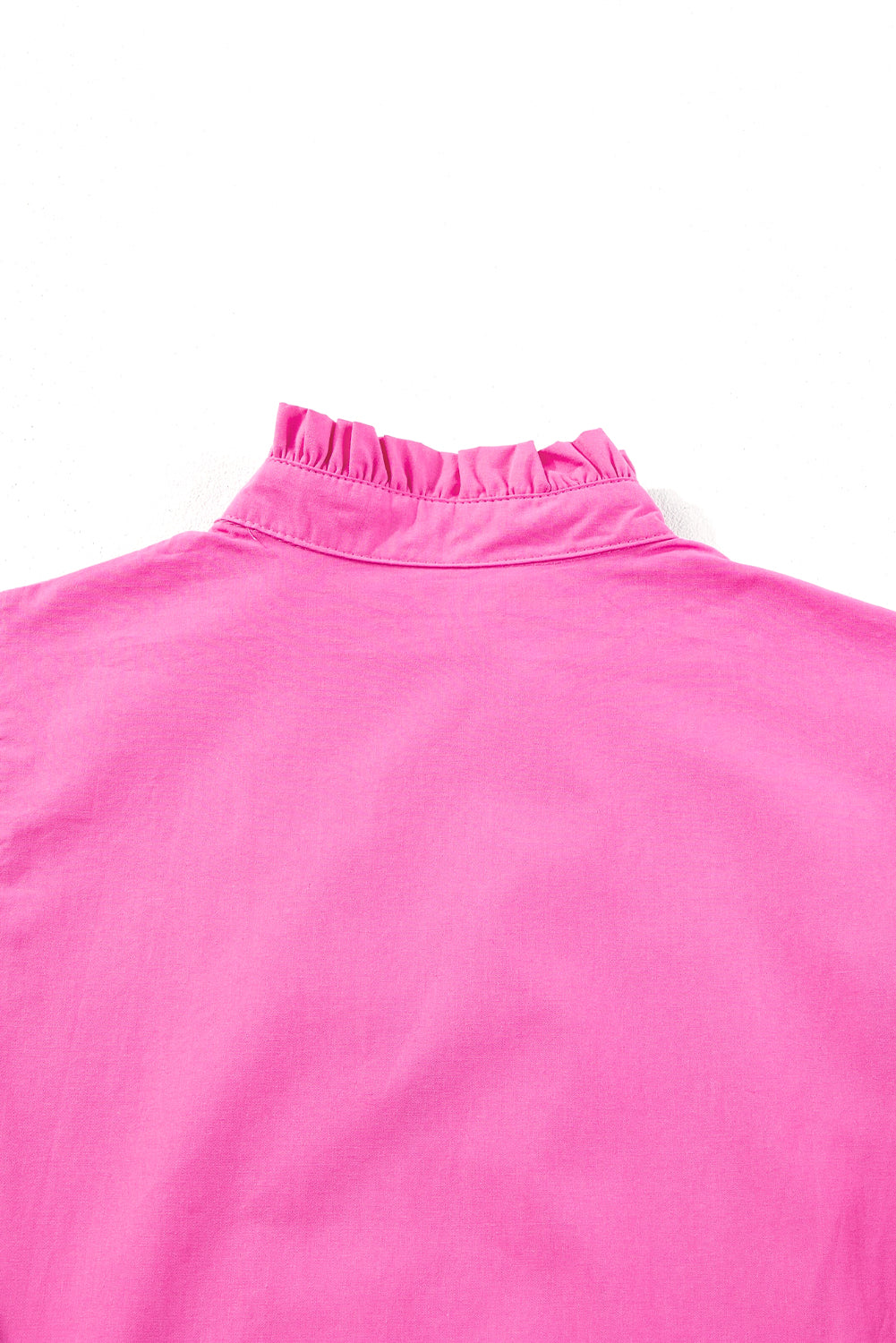 Robe étagée à manches courtes volantées et col en V, colorblock rose fraise et zigzag