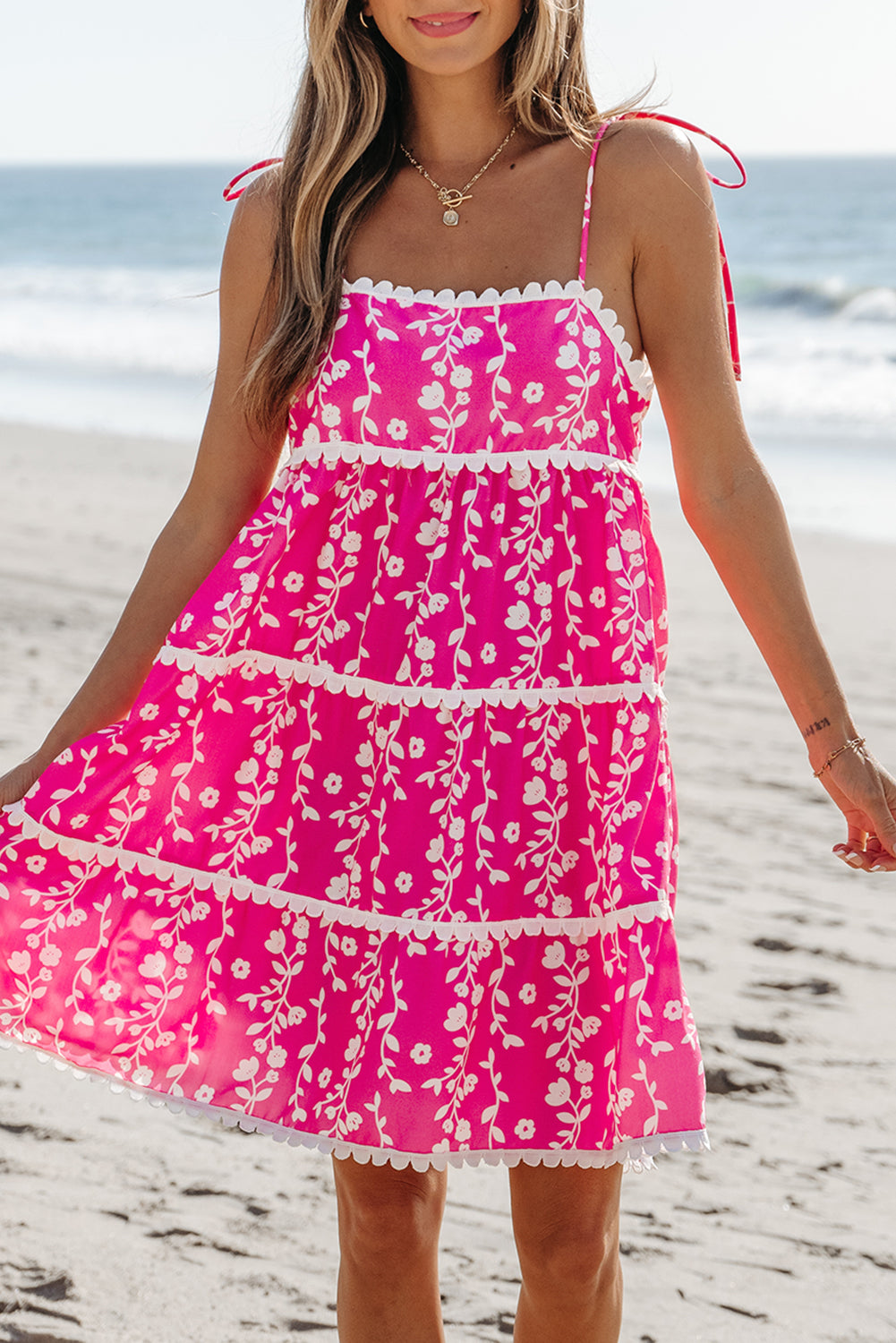 Mini-robe sans manches à imprimé floral rose et volants ric-rac