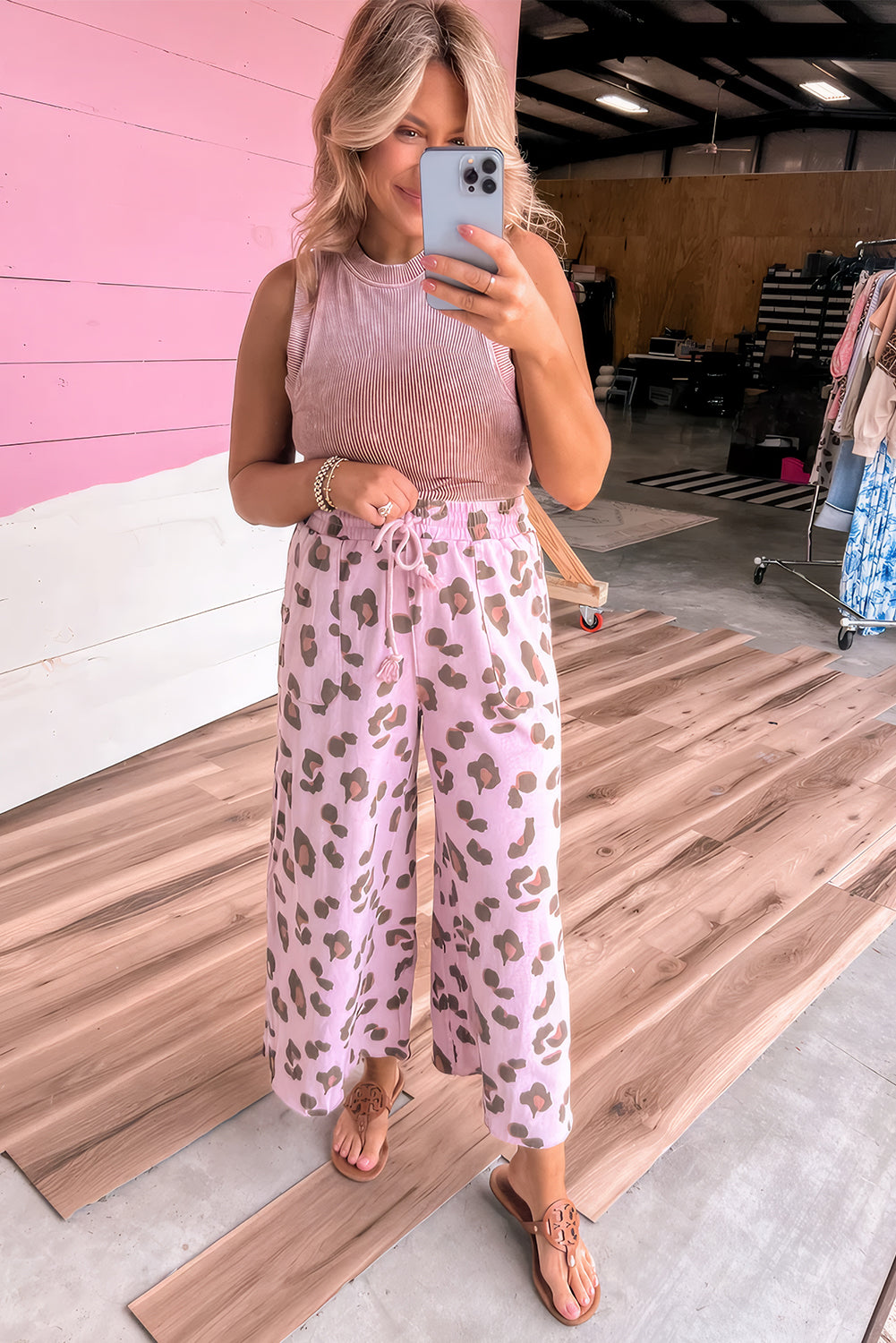 Pantalon ample rose à imprimé léopard et poches plaquées avec cordon de serrage