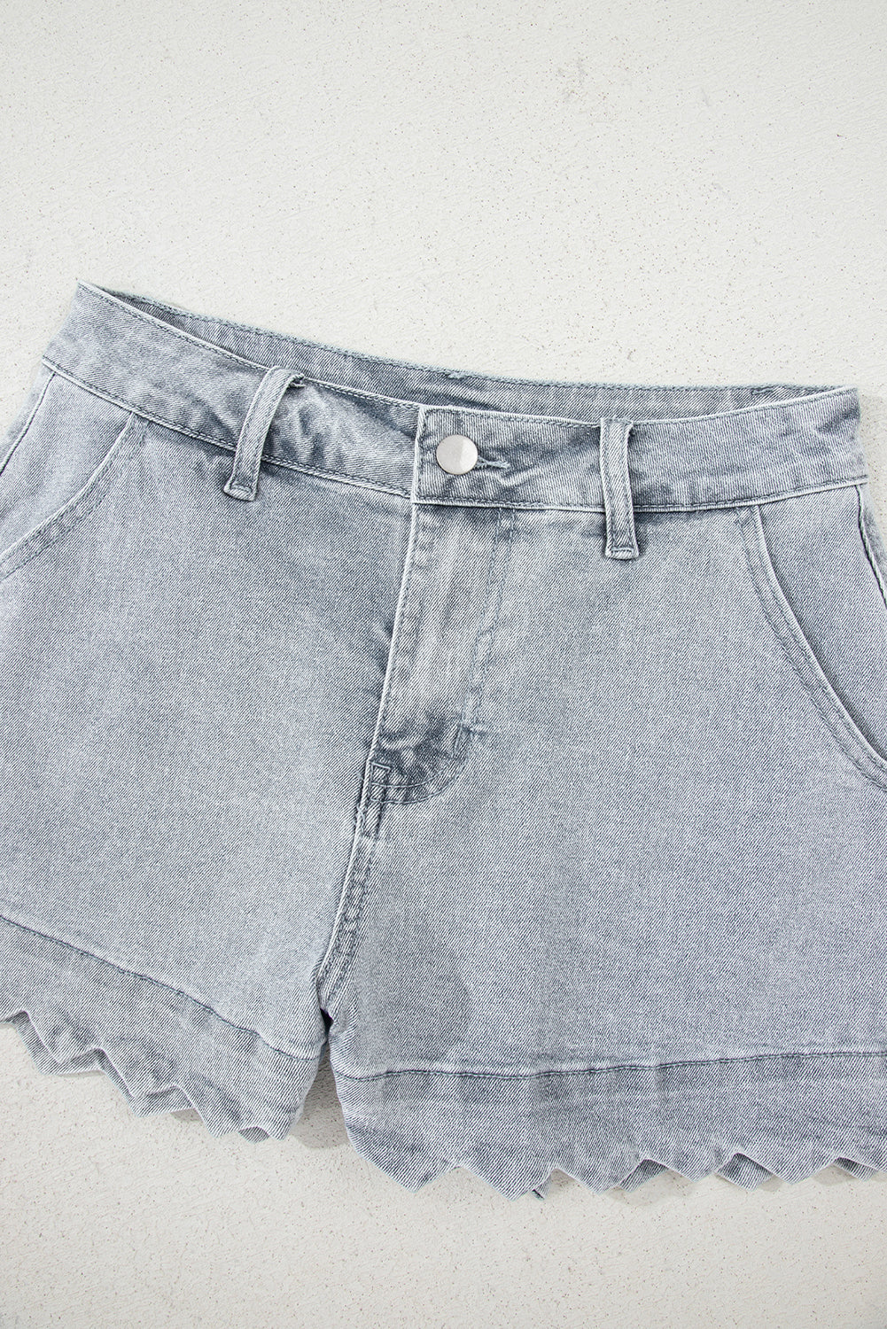 Short en jean taille haute délavé bleu crépuscule à ourlet festonné