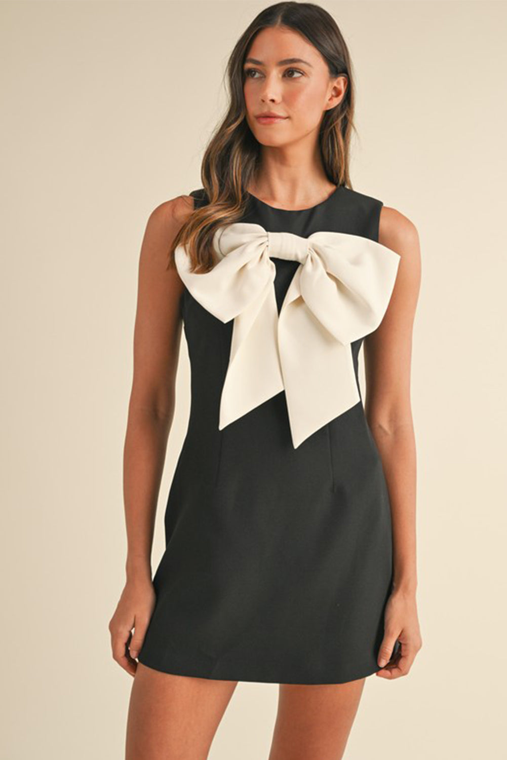 Robe mini sans manches à encolure ronde ornée d'un nœud papillon contrastant noir