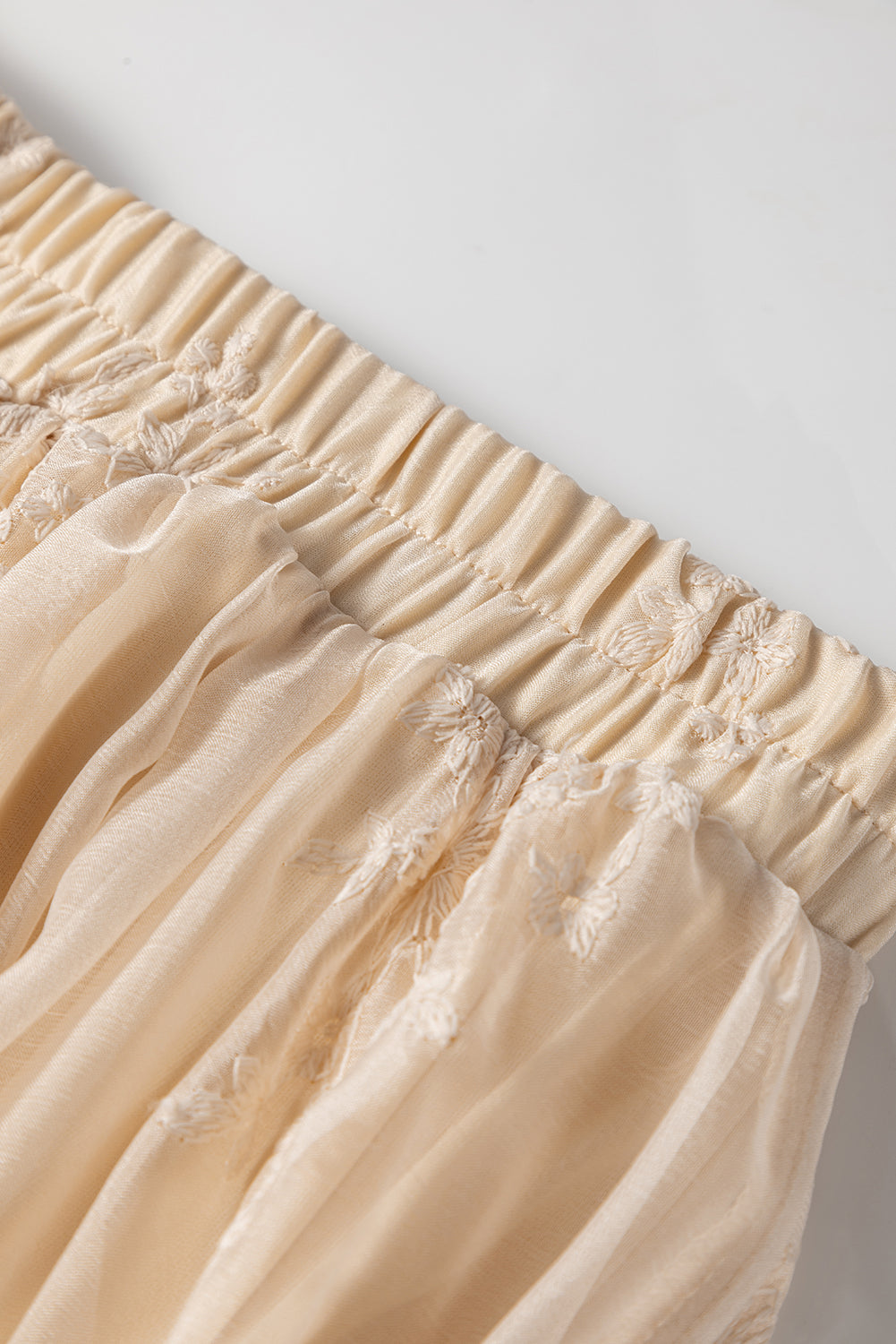 Jupe longue fluide en tulle brodé couleur avoine