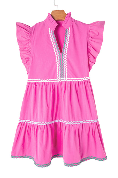 Robe étagée à manches courtes volantées et col en V, colorblock rose fraise et zigzag