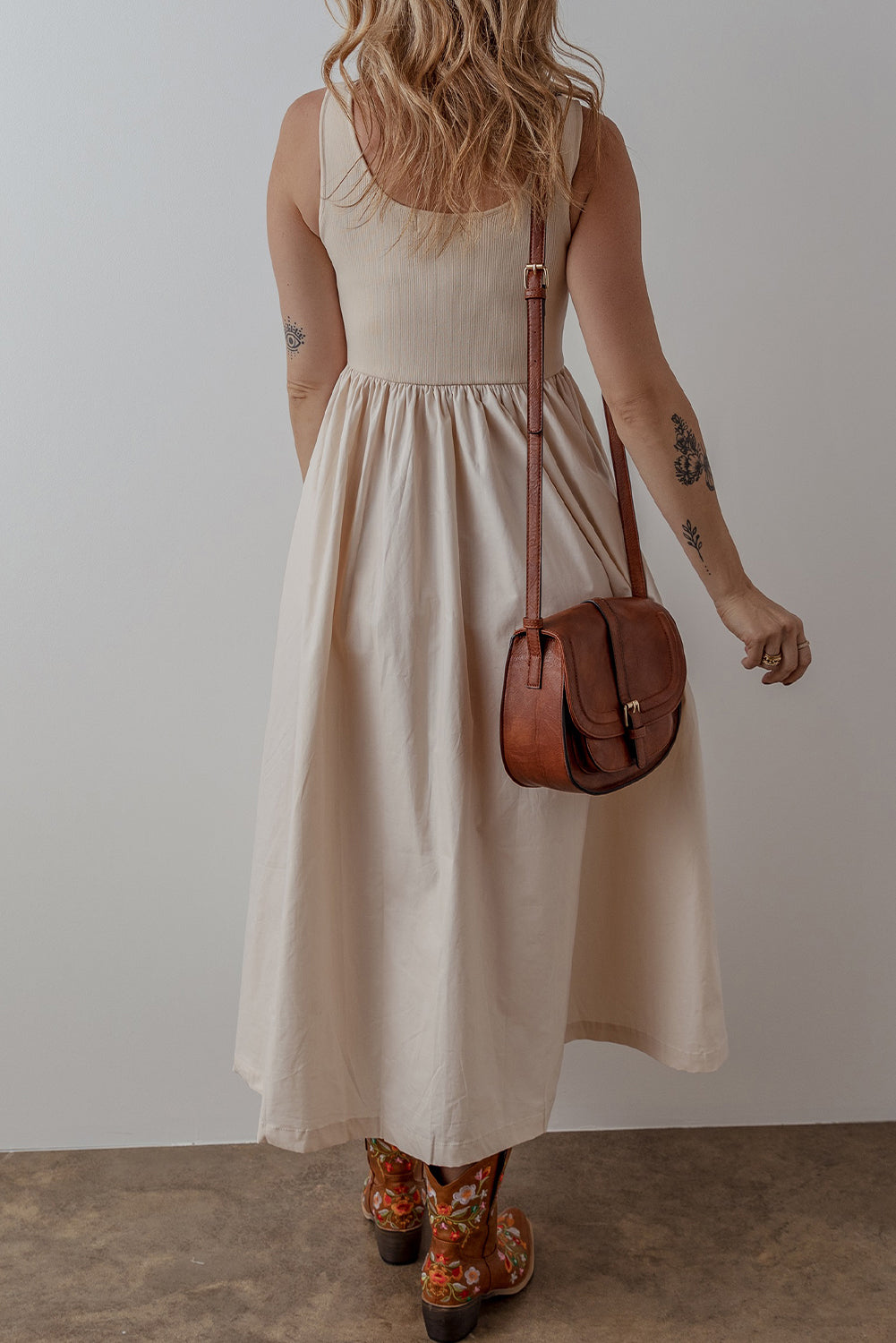 Robe longue plissée sans manches, bustier côtelé, col rond beige