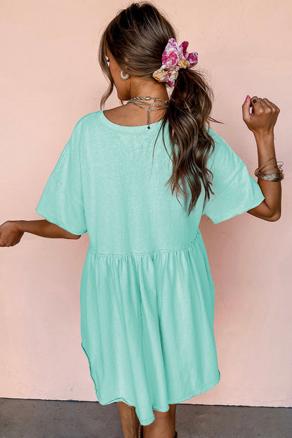 Robe babydoll unie couleur jade clair avec poches et bords effilochés