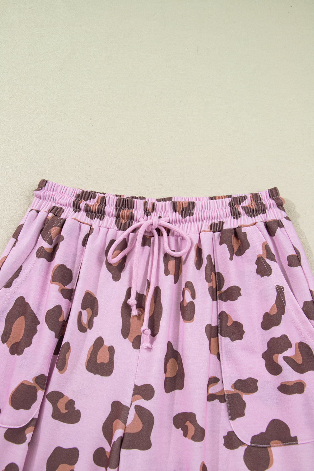 Pantalon ample rose à imprimé léopard et poches plaquées avec cordon de serrage