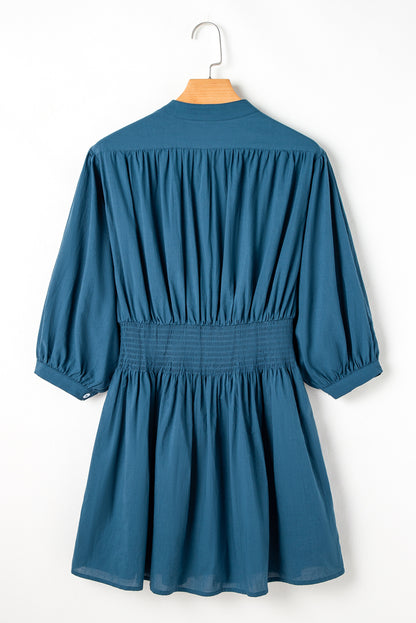Mini-robe boutonnée à taille haute froncée et manches 3/4 bleu de Prusse