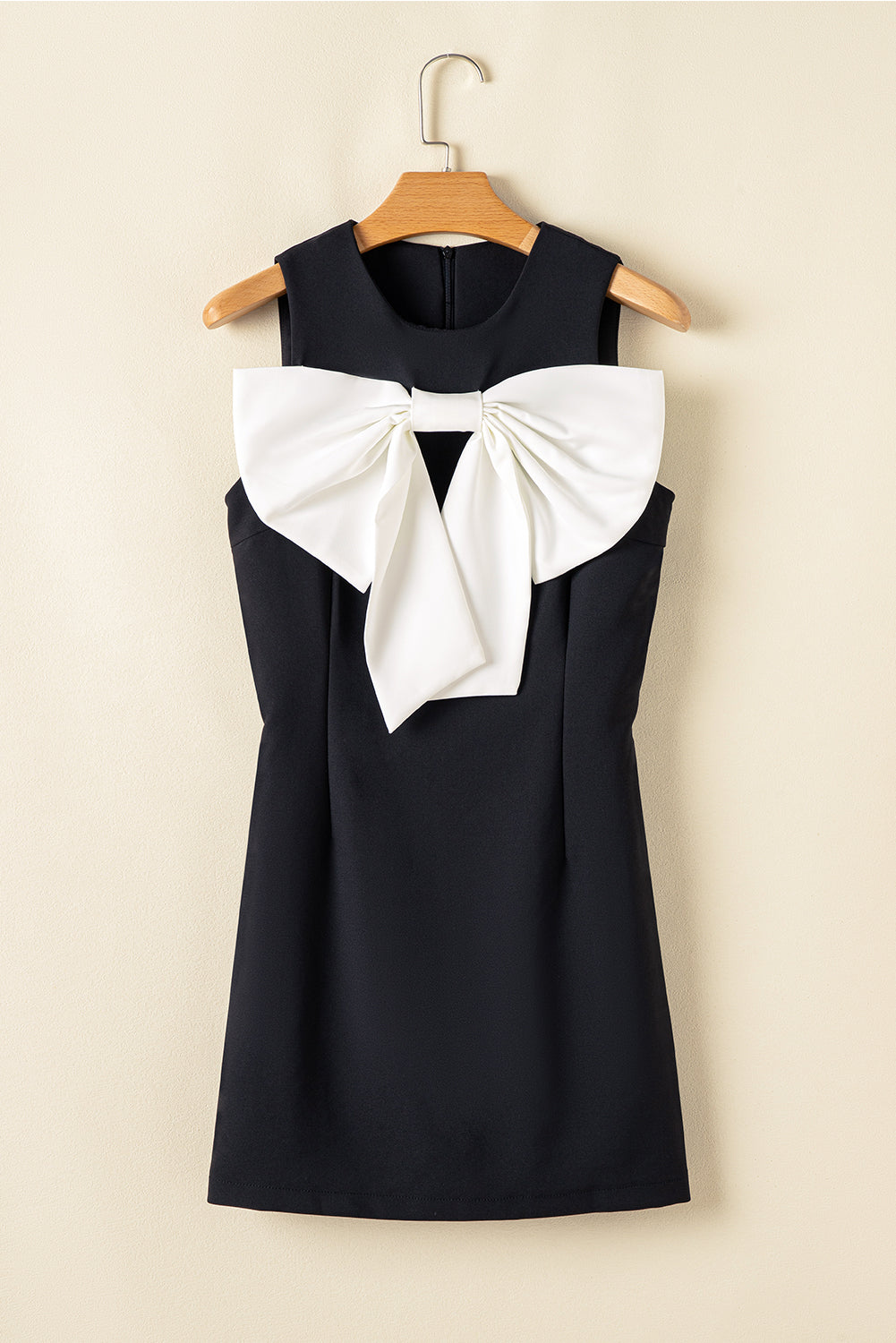 Robe mini sans manches à encolure ronde ornée d'un nœud papillon contrastant noir
