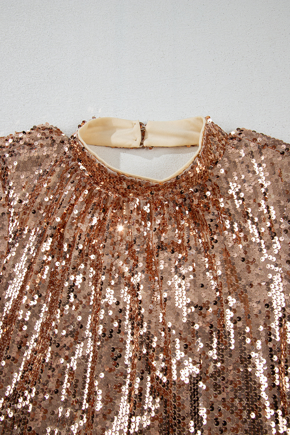 Mini-robe dorée à sequins, manches longues et dos découpé