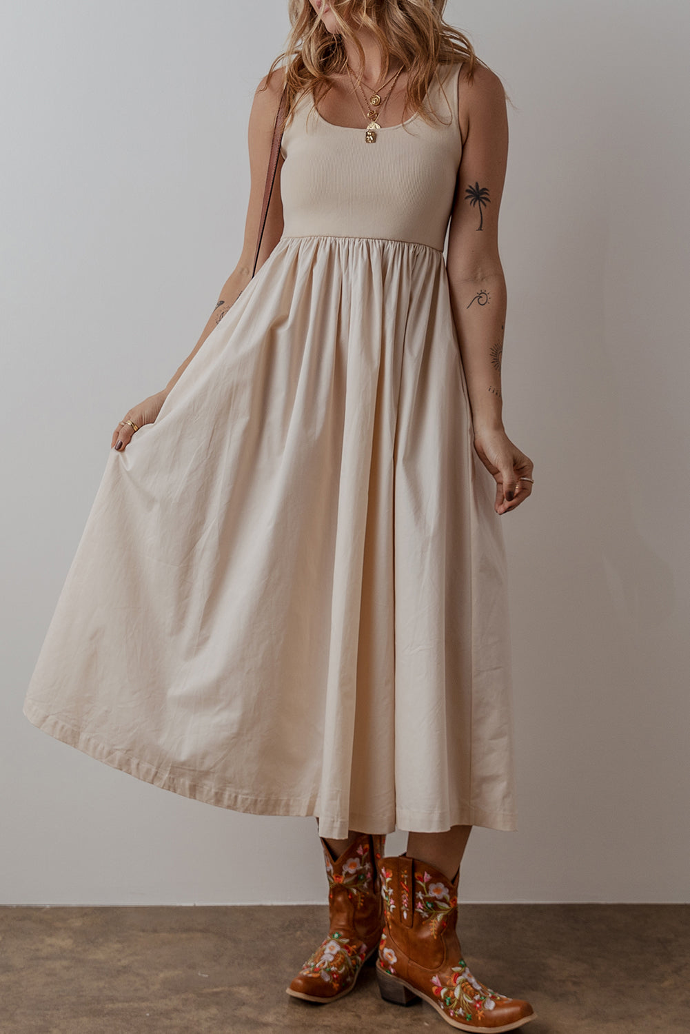 Robe longue plissée sans manches, bustier côtelé, col rond beige