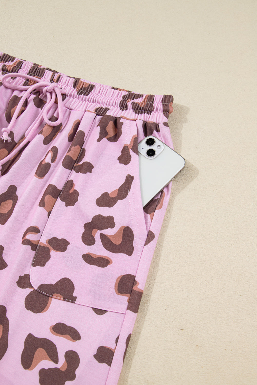 Pantalon ample rose à imprimé léopard et poches plaquées avec cordon de serrage