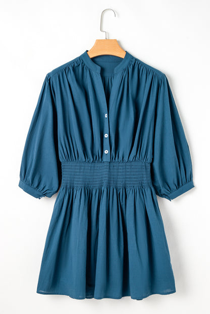 Mini-robe boutonnée à taille haute froncée et manches 3/4 bleu de Prusse