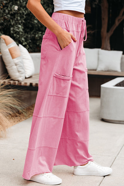 Pantalon cargo Bonbon à large jambe, taille élastique avec cordon de serrage, coutures apparentes et délavage minéral.