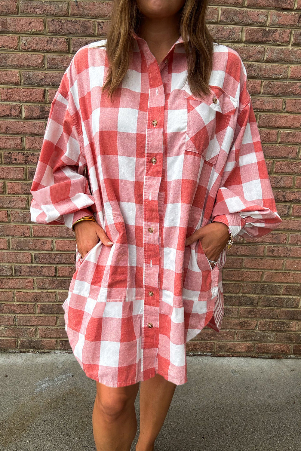 Robe chemise oversize rose à carreaux avec manches bouffantes et ourlet arrondi