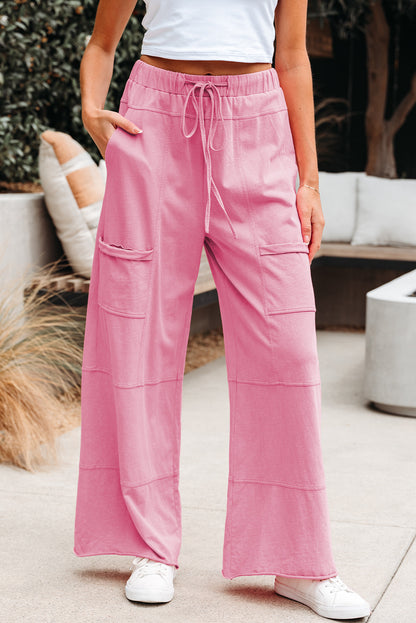 Pantalon cargo Bonbon à large jambe, taille élastique avec cordon de serrage, coutures apparentes et délavage minéral.