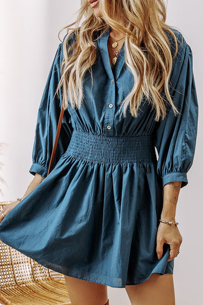 Mini-robe boutonnée à taille haute froncée et manches 3/4 bleu de Prusse