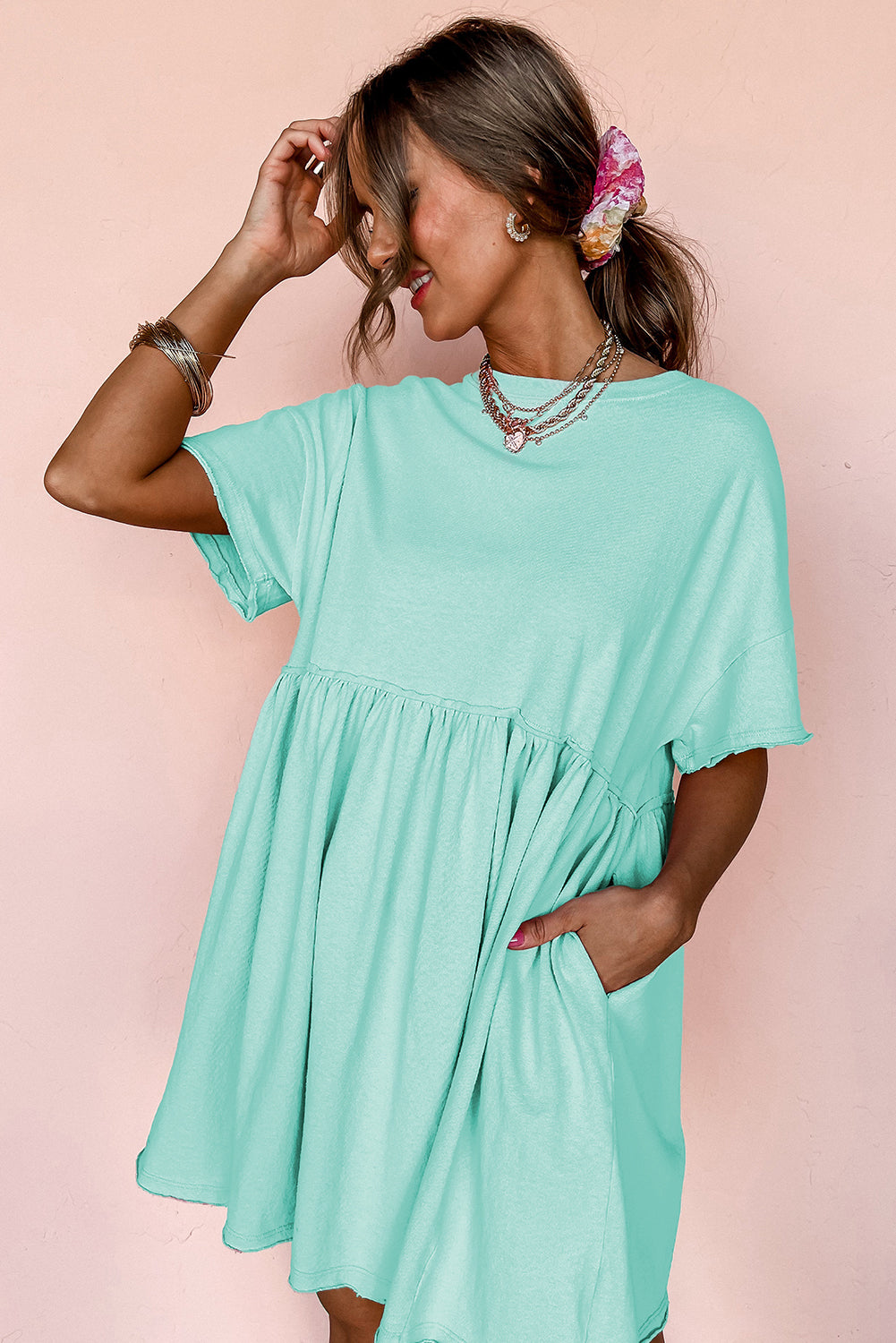 Robe babydoll unie couleur jade clair avec poches et bords effilochés