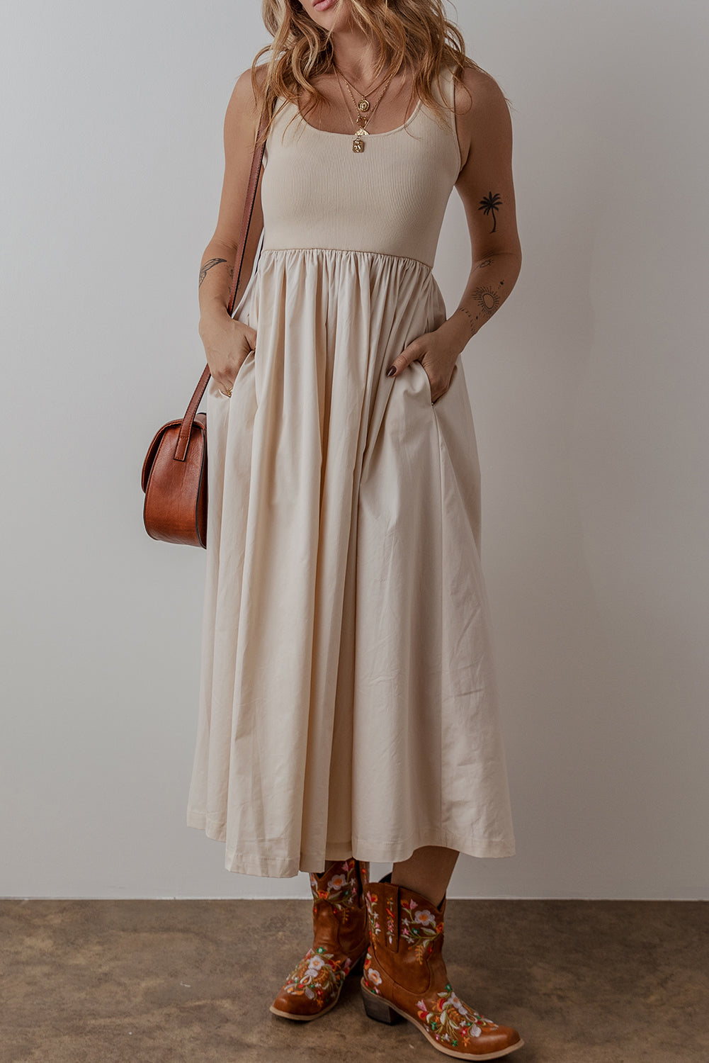 Robe longue plissée sans manches, bustier côtelé, col rond beige