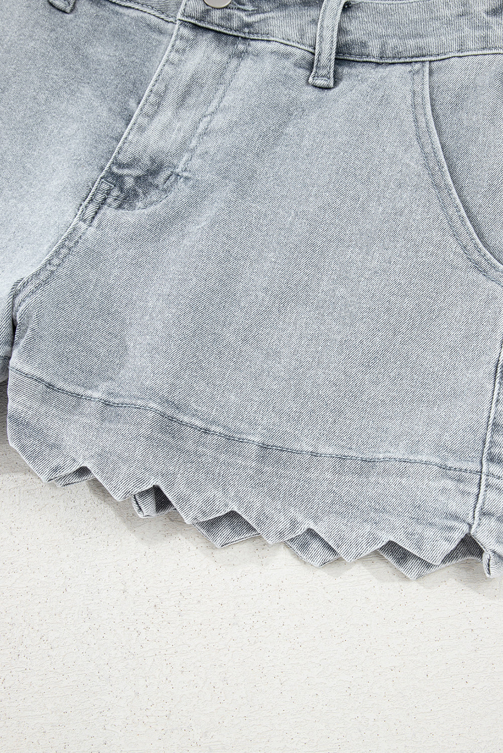 Short en jean taille haute délavé bleu crépuscule à ourlet festonné