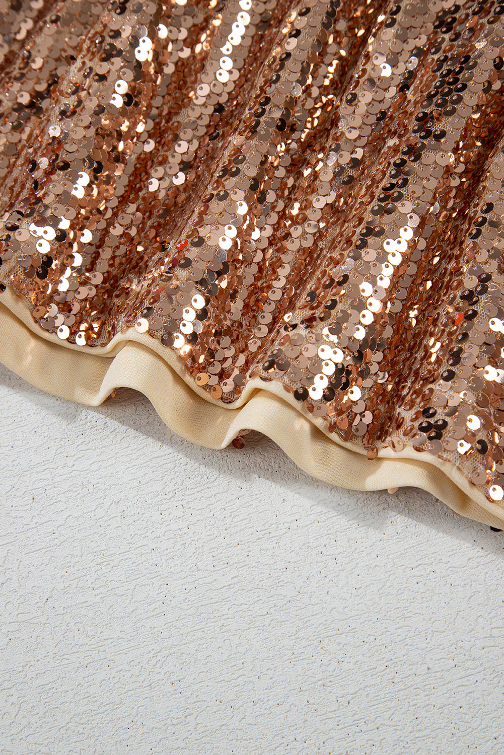 Mini-robe dorée à sequins, manches longues et dos découpé