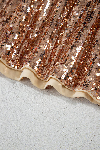 Mini-robe dorée à sequins, manches longues et dos découpé