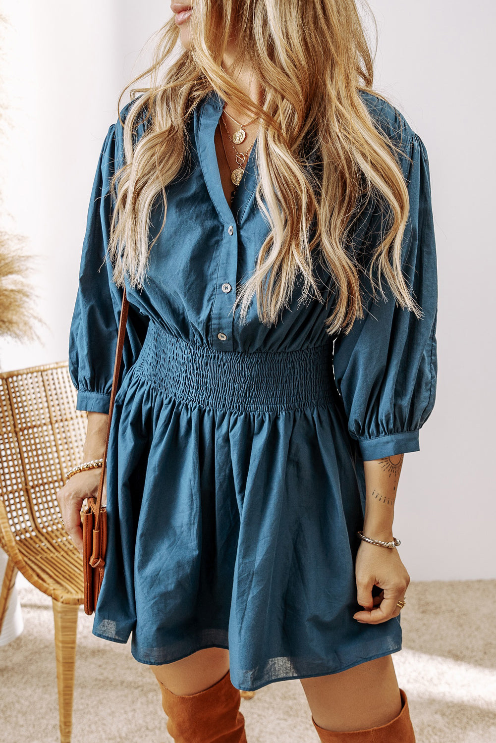 Mini-robe boutonnée à taille haute froncée et manches 3/4 bleu de Prusse