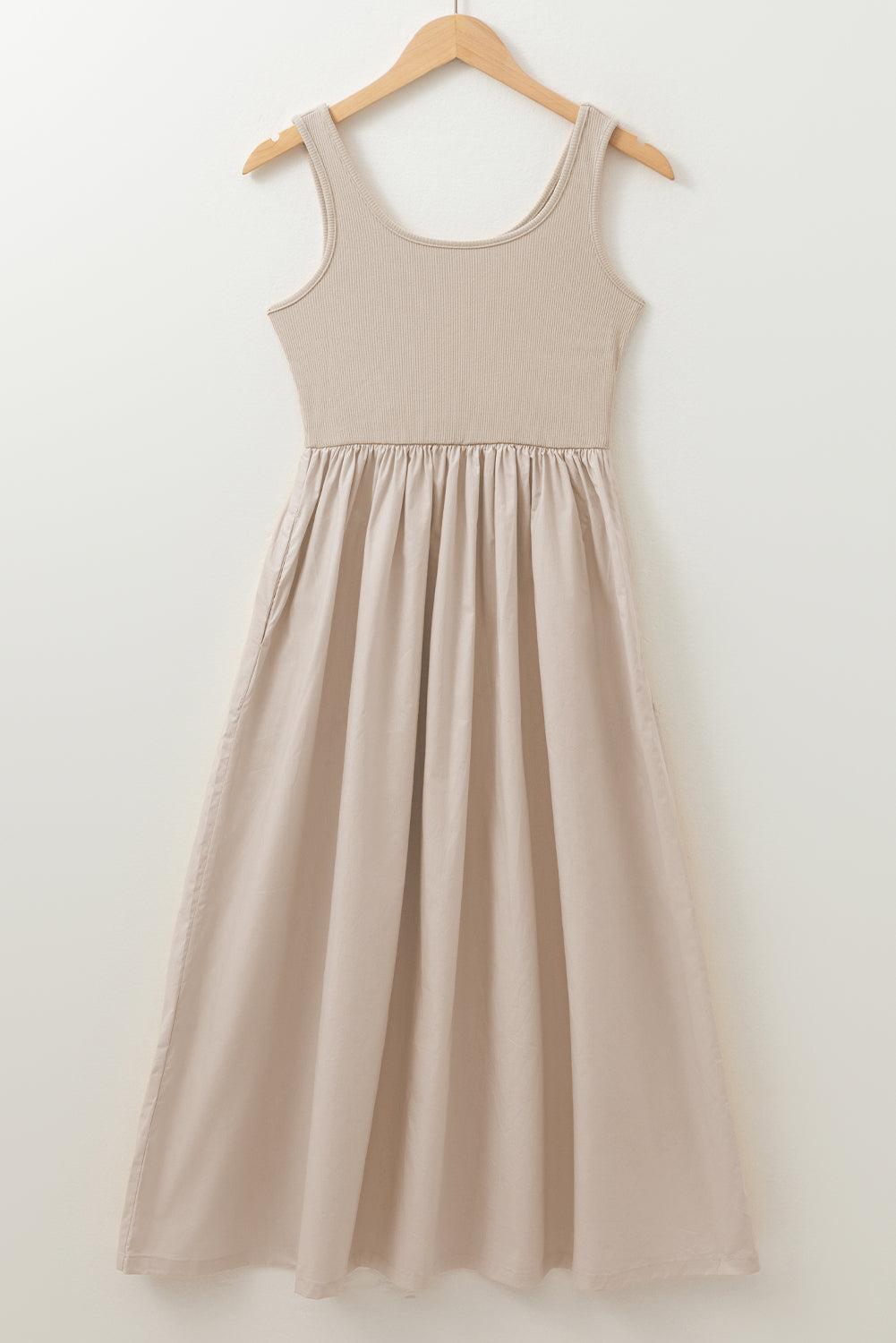 Robe longue plissée sans manches, bustier côtelé, col rond beige